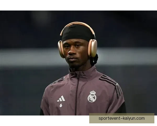 卡马文加在比赛中展现出卓越的中场覆盖范围，状态持续提升。